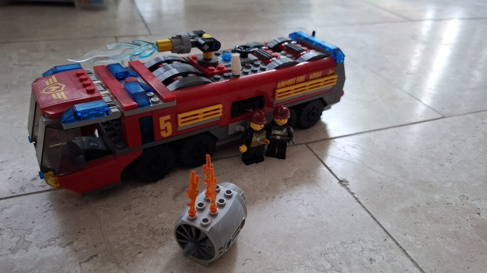LEGO City Airport Brandweerwagen 60061 met minifiguren, Ophalen of Verzenden, Zo goed als nieuw
