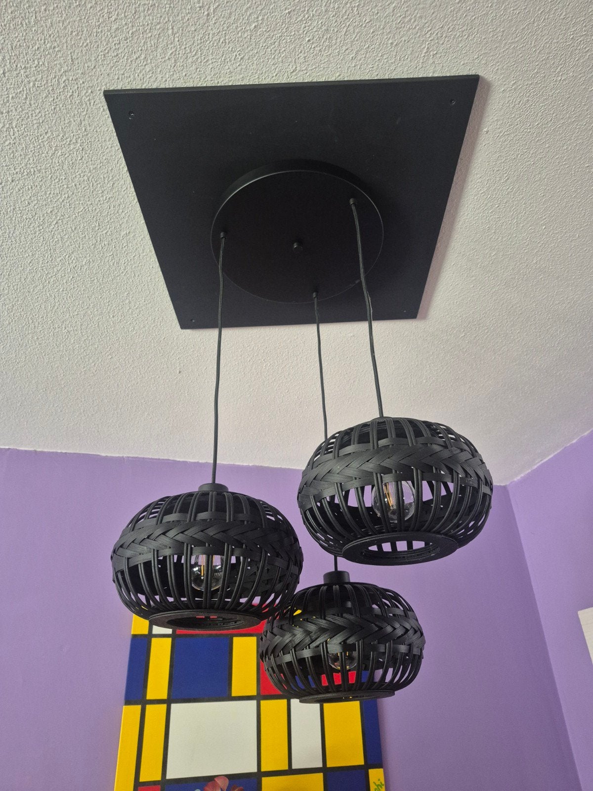 Moderne Zwarte Hanglamp met Drie Rotan Bollen, Overige materialen, Modern, Scandinavisch, Bohemian, Ophalen of Verzenden, Zo goed als nieuw