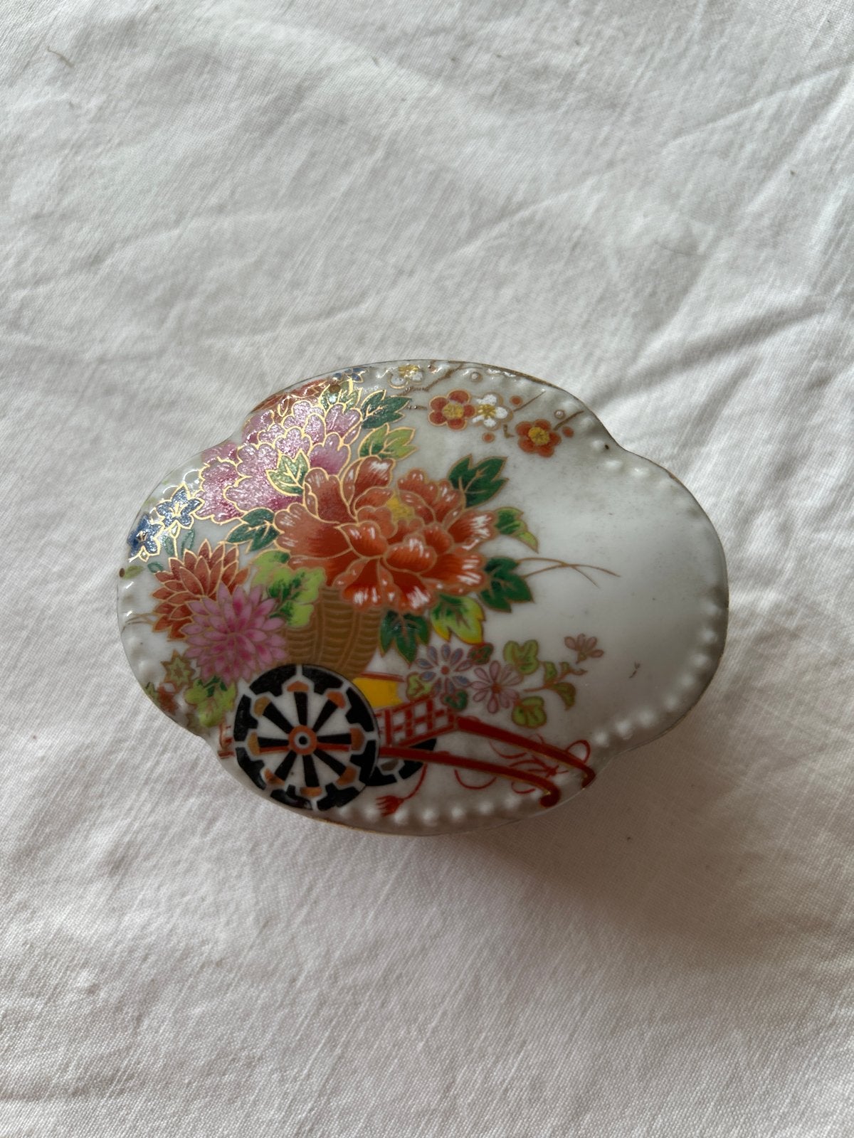 Antiek Japans porseleinen doosje met bloemmotief. 7x5,5 cm., Ophalen of Verzenden