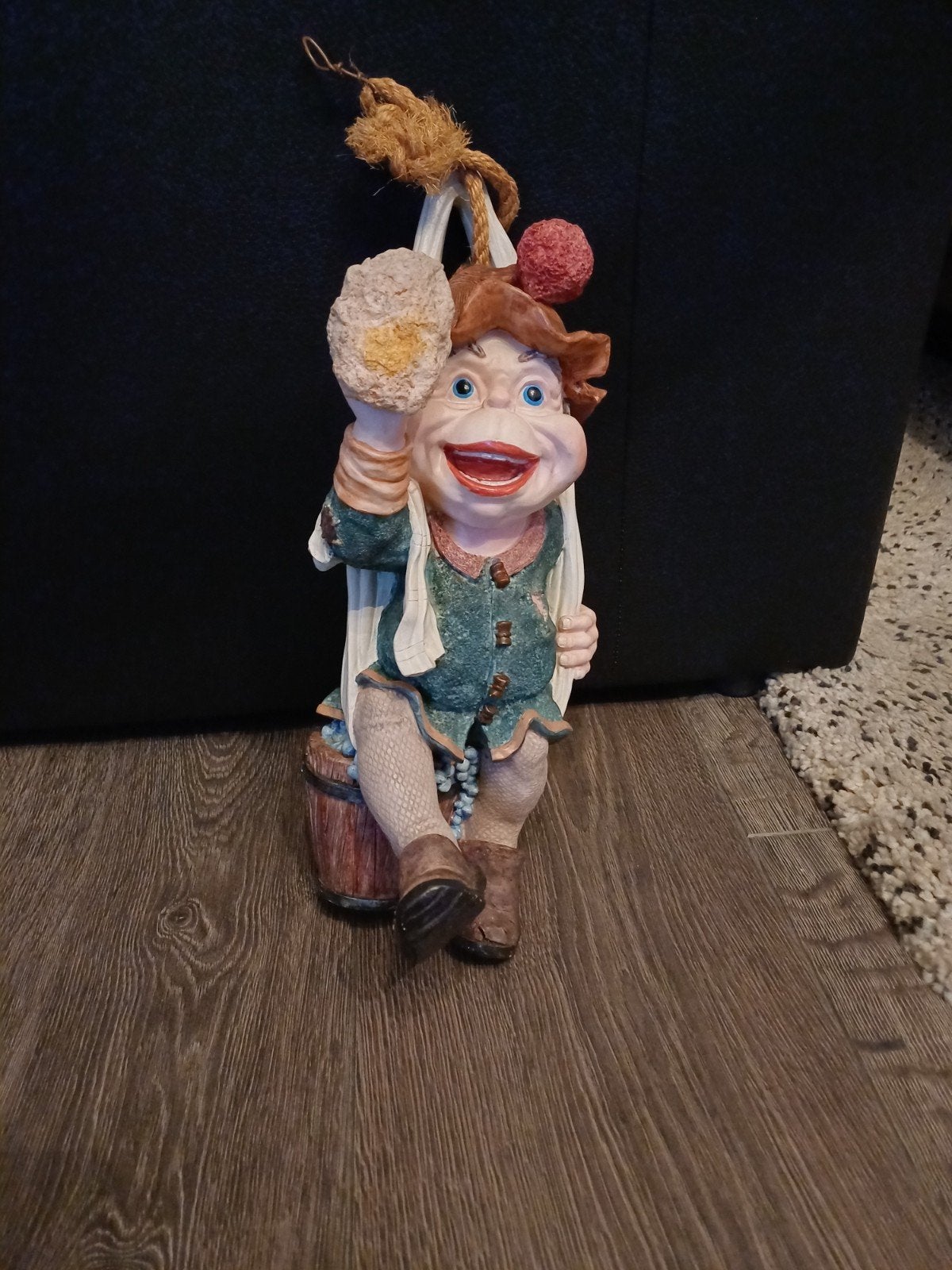Efteling Laaf beeldje - Laaf op schommel, Verzamelen, Beelden en Beeldjes, Gebruikt, Laaf, Ophalen of Verzenden