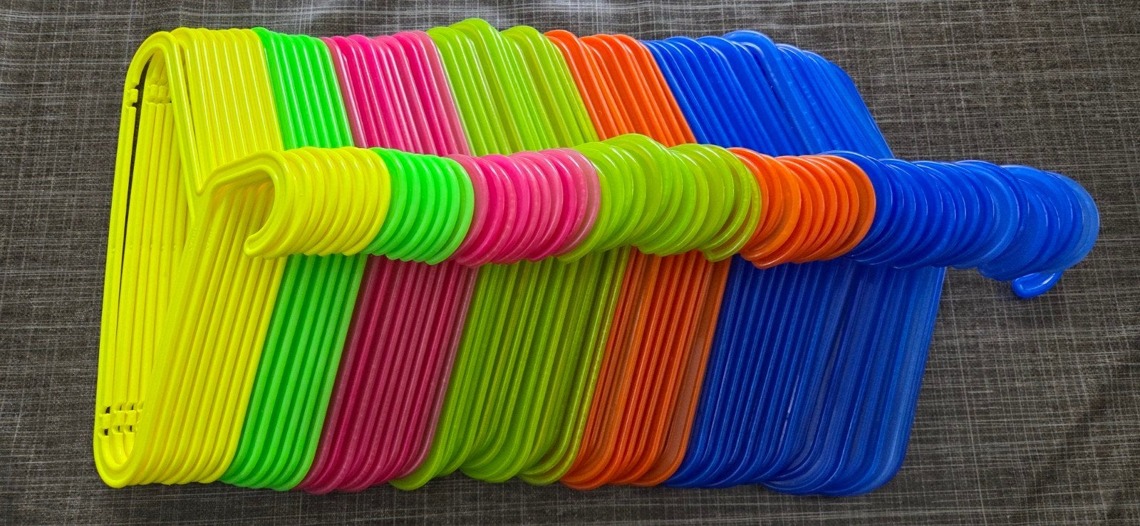 plastic Ikea kledinghangers leuke kleuren, Kleding | Dames, Kledinghangers, Ophalen, Zo goed als nieuw, Kunststof, Kinderen