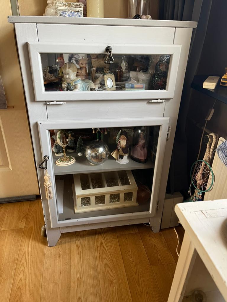 Mooie grijze vitrine kast, Antiek en Kunst, Curiosa en Brocante, Ophalen