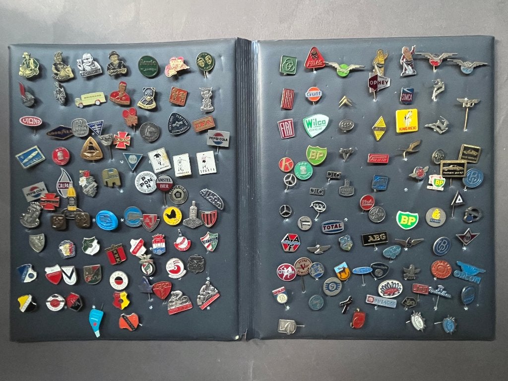 162x Automerken Voetbalclubs metalen speldjes in album, Ophalen of Verzenden, Gebruikt, Overige onderwerpen, Speldje of Pin
