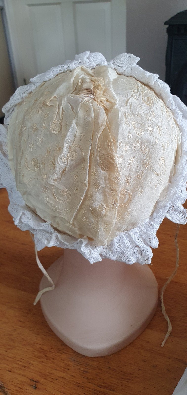 Antiek doopmutsje kant geborduurd rond 1875, Antiek en Kunst, Antiek | Kleding en Accessoires, Ophalen of Verzenden