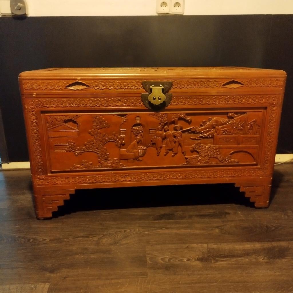 Antieke Chinese kamferkist met houtsnijwerk, Ophalen