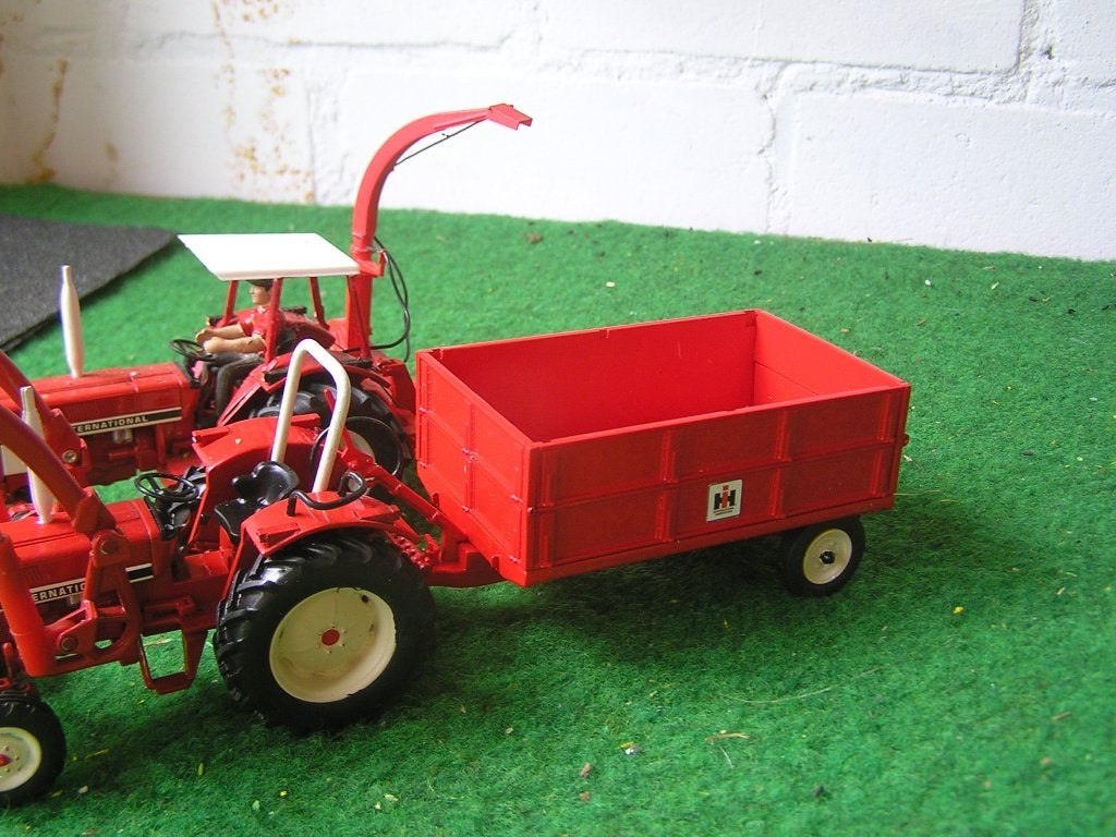 maiswagen kiepwagen in ih kleur, Hobby en Vrije tijd, Ophalen of Verzenden, Nieuw, Tractor of Landbouw, Universal Hobbies