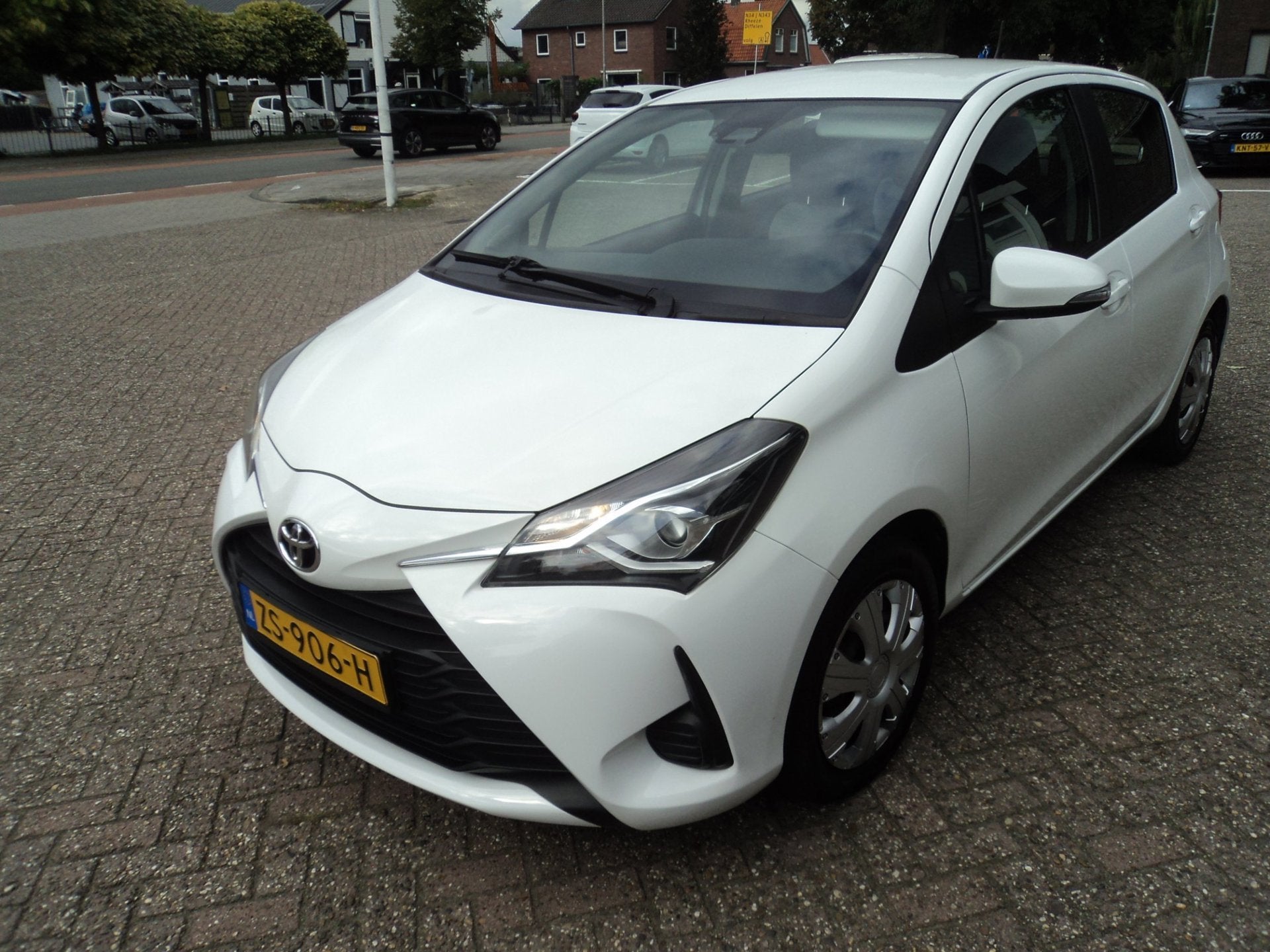 Toyota Yaris 1.5 VVT-i Active Cruise Control Camera, Auto's, Stof, 4 cilinders, Wit, Origineel Nederlands