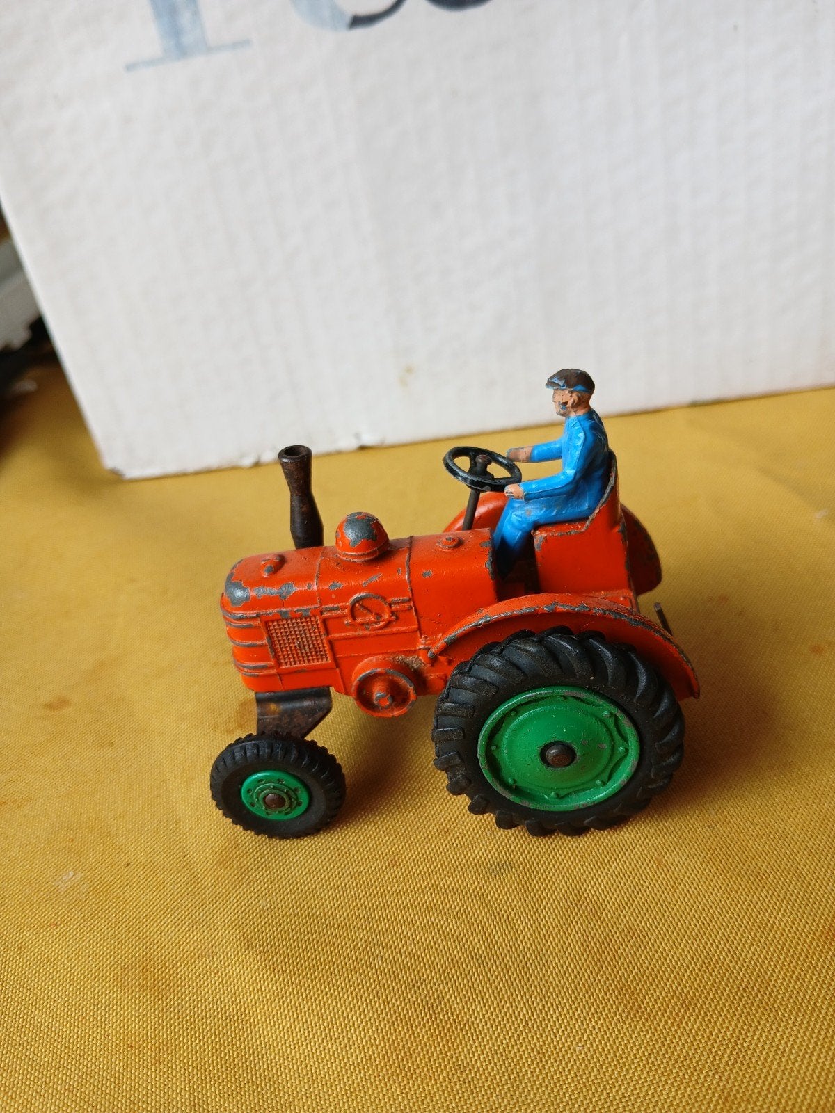 Field Marshall tractor.  Dinky toys 301, Hobby en Vrije tijd, Modelauto's | 1:43, Ophalen of Verzenden, Gebruikt, Tractor of Landbouw