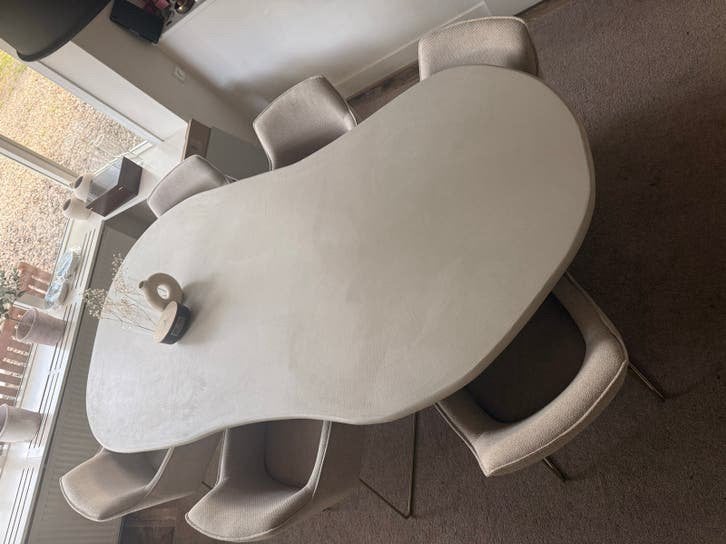 Unieke organische beton cire eettafel -Beige Beton Cire, Huis en Inrichting, Tafels | Eettafels, Overige materialen, 100 tot 150 cm