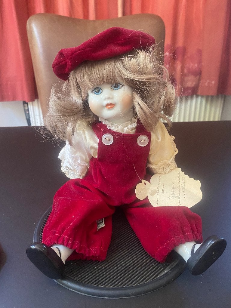 Vintage porseleinen pop met rode outfit en baret, Ophalen of Verzenden, Gebruikt, Pop