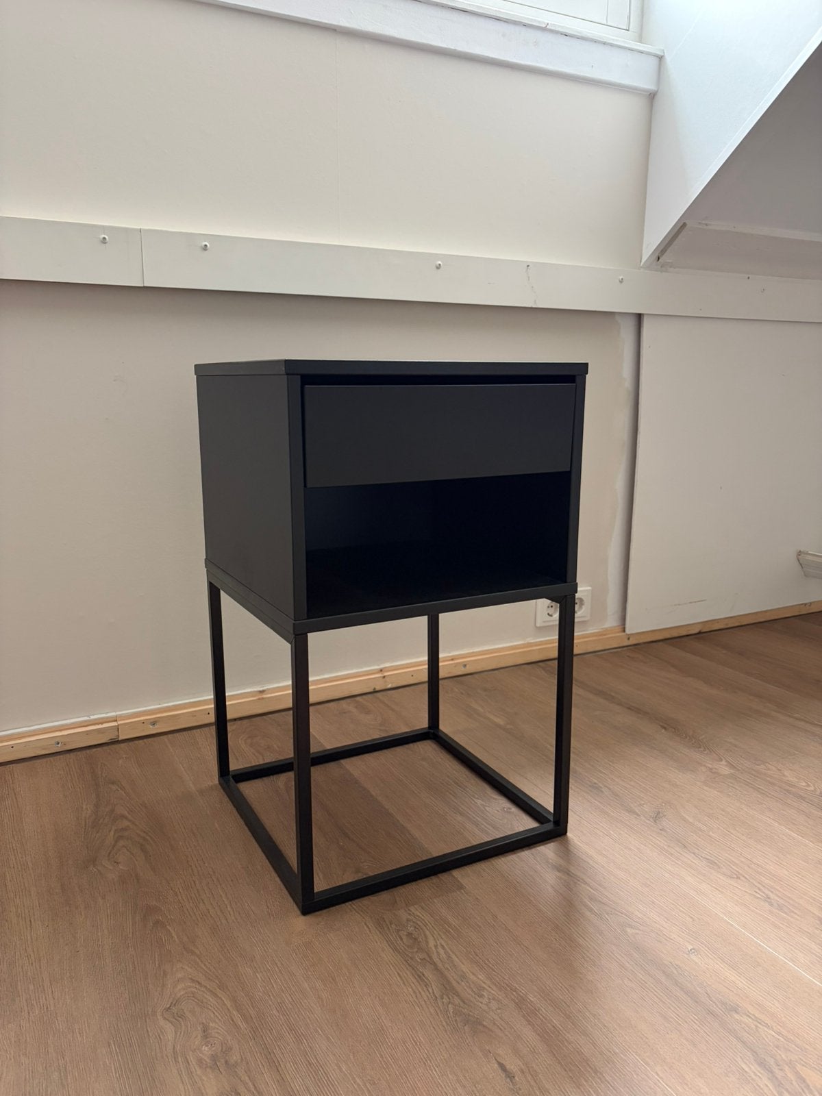 Nachtkastje (zwart) van IKEA VIKHAMMER, Ophalen, Zo goed als nieuw, Minder dan 45 cm, 55 tot 70 cm
