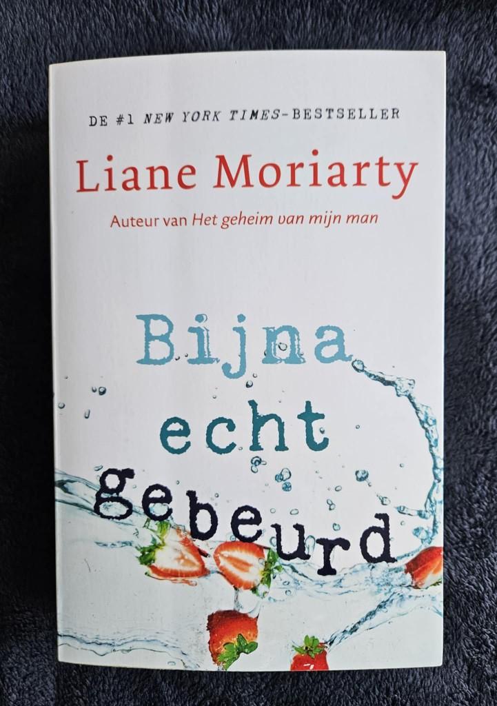 Liane Moriarty - Bijna echt gebeurd, Ophalen of Verzenden, Zo goed als nieuw, Liane Moriarty