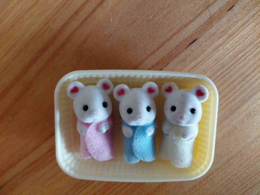 Sylvanian families mini-muisjes in mandje, Verzamelen, Poppenhuizen en Toebehoren, Ophalen of Verzenden, Gebruikt, Poppenhuis