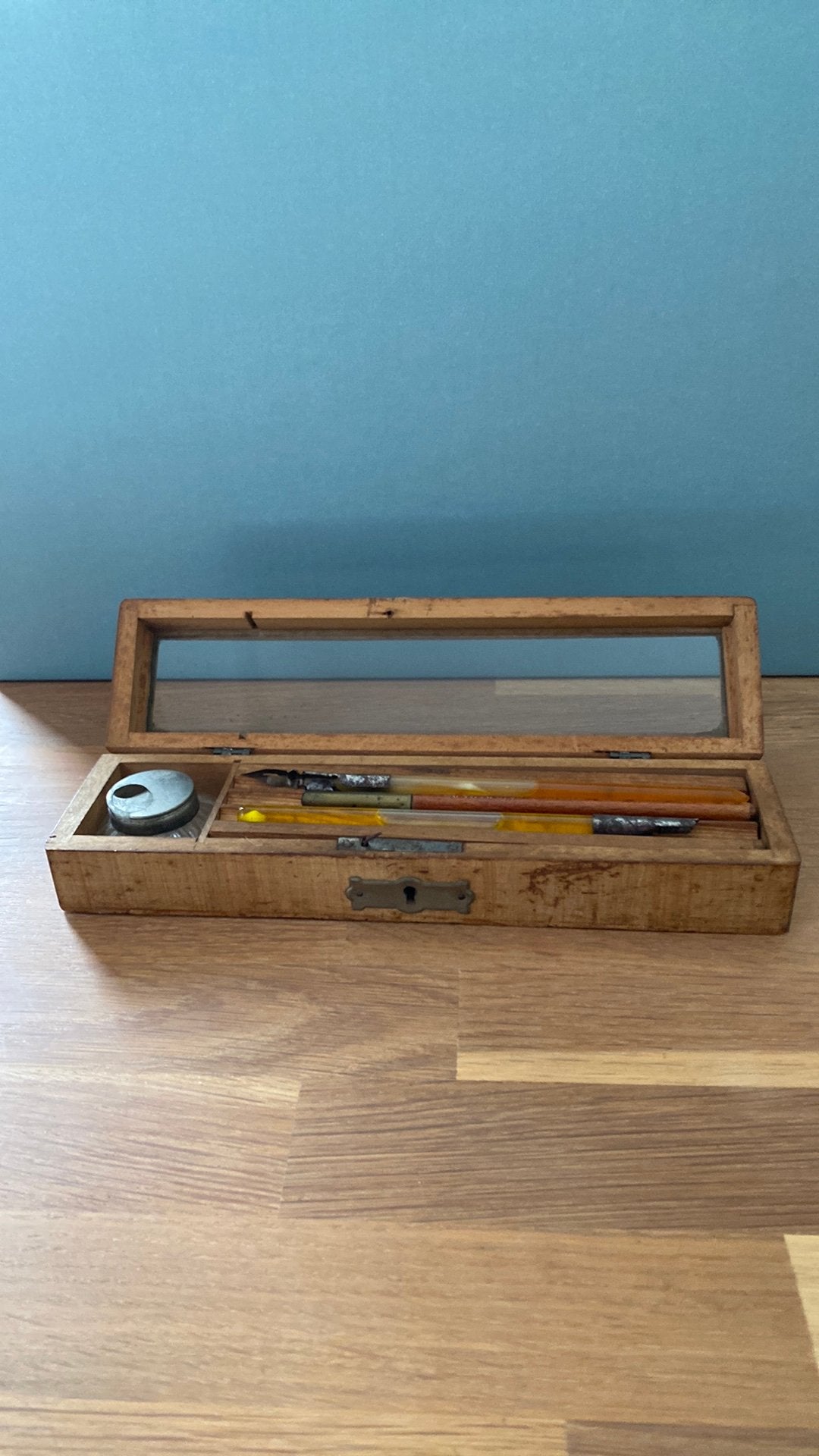 houten pennendoos met inktpot & vintage glazen pen Jaren 20, Verzamelen, Pennenverzamelingen, Ophalen of Verzenden, Zo goed als nieuw