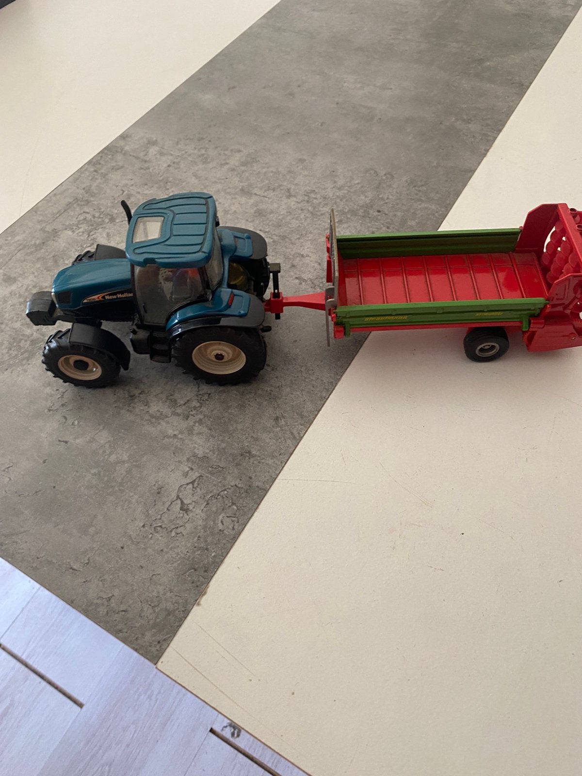 Britains new holland met meststrooier in goede staat, Verzamelen, Ophalen of Verzenden, Zo goed als nieuw