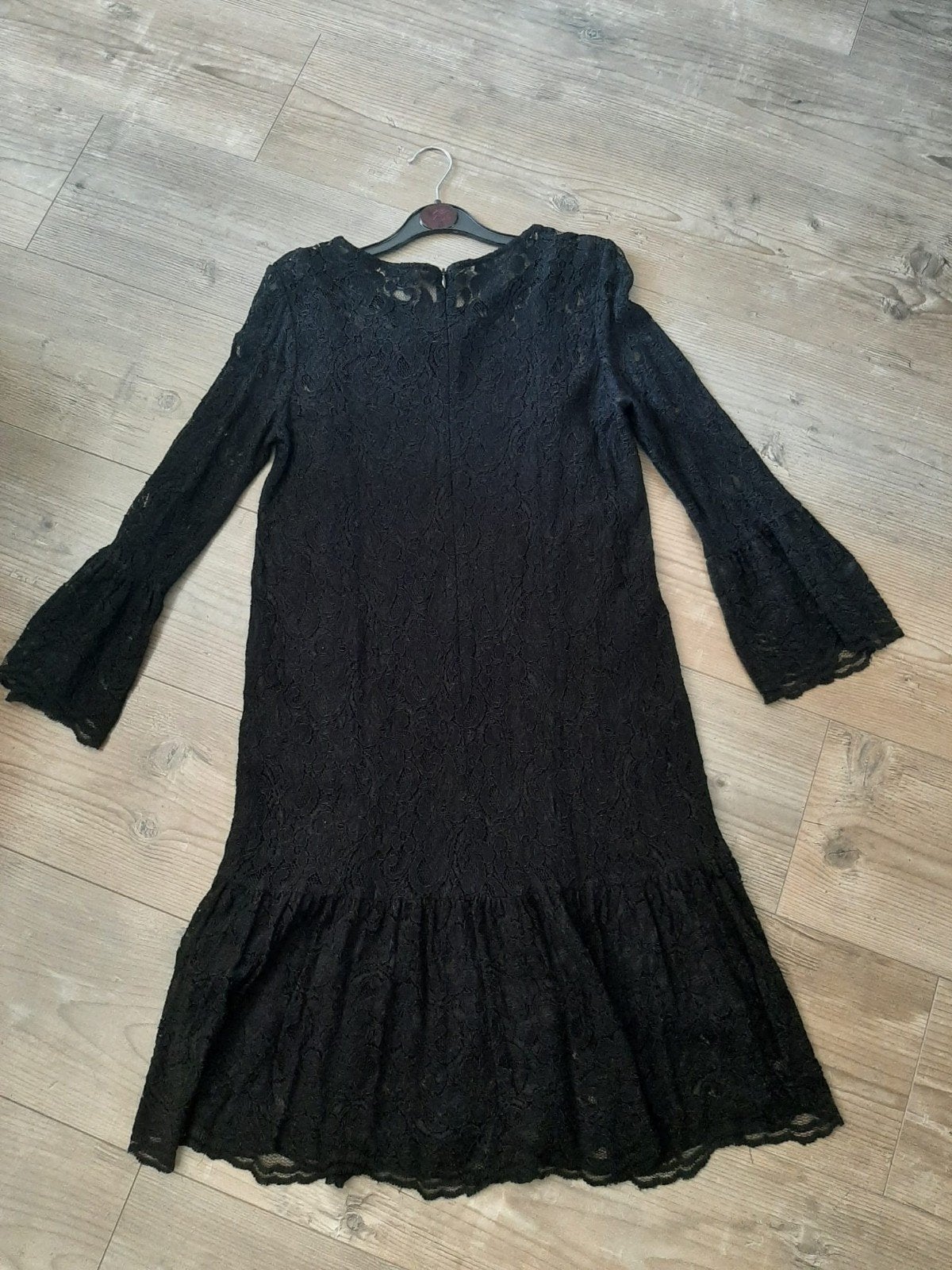 Mooie zwart kanten jurk ladress la dress mt m incl onderjurk, Kleding | Dames, Maat 38/40 (M), Verzenden, Zwart, Zo goed als nieuw