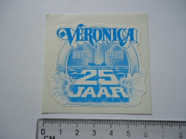 sticker oud Veronica 1984 zendschip radio piraat tv 25 jaar, Verzenden, Zo goed als nieuw, Film, Tv of Omroep