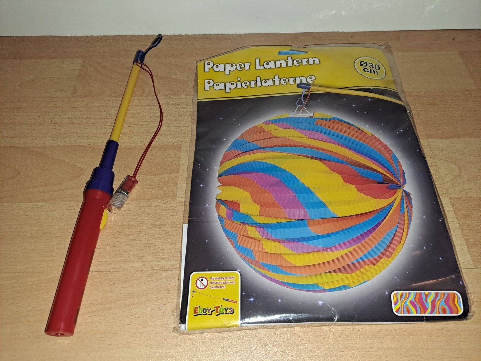 Lampion van papier met lampje aan stok, Ophalen of Verzenden