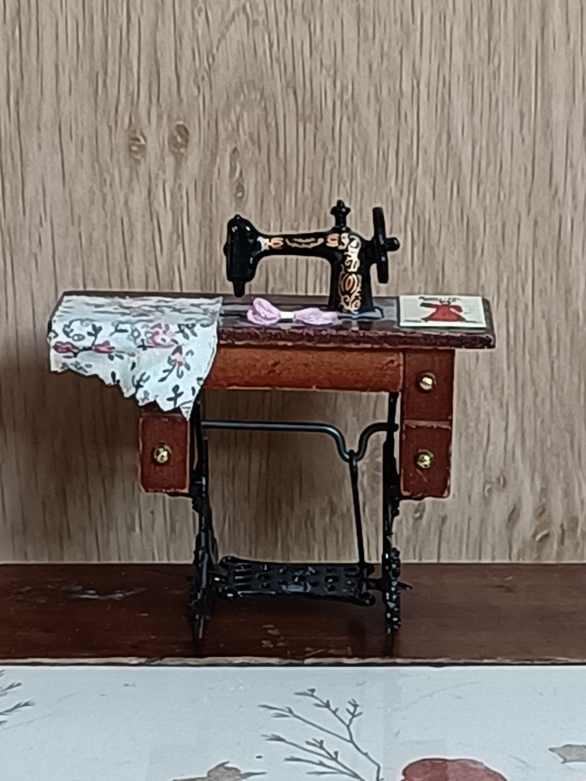 Mooie naaimachine poppenhuis 1:12, Ophalen of Verzenden, Zo goed als nieuw, Poppenhuis
