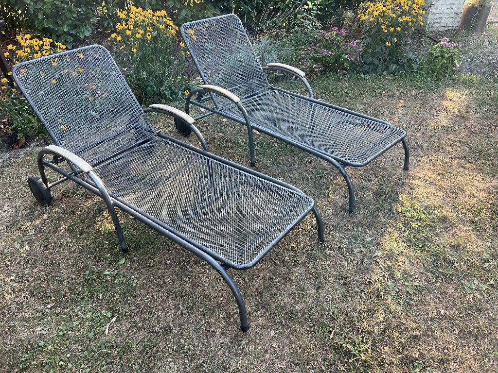 ligbedden metaal met houten leuningen zeer goede staat, Tuin en Terras, Ligbedden, Ophalen, Zo goed als nieuw, Metaal, Verstelbaar
