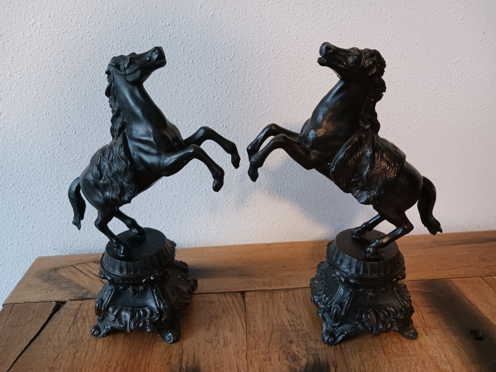 2 steigerende zwarte paarden op hoge sokkel,  goede staat, Ophalen of Verzenden, Zo goed als nieuw, Dier