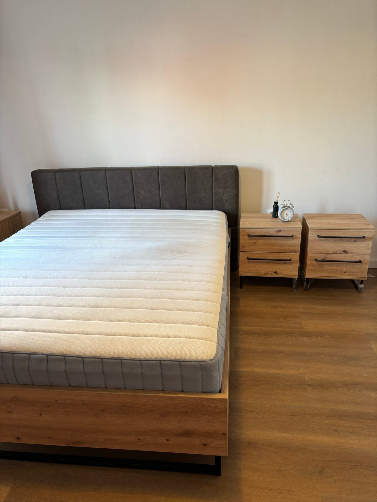 Tweepersoonsbed met matras en 2 nachtkastjes, Ophalen, Bruin, Tweepersoons, Zo goed als nieuw