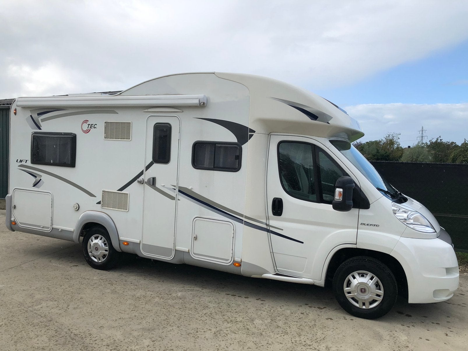 TEC H662 Lift 4pers Vastbed Hefbed 57.000km Bj 2011 MOOI!, Caravans en Kamperen, Particulier, Tot en met 4, Half-integraal