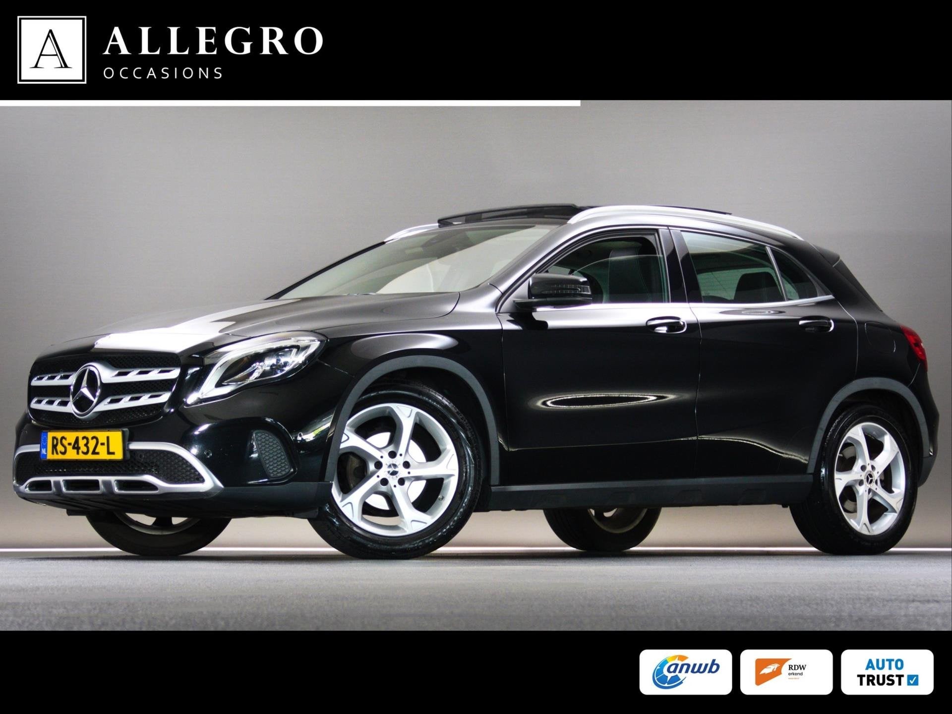 Mercedes-Benz GLA-Klasse 180 Ambition (SCHUIF-/KANTELDAK, NA, Auto's, Gebruikt, 4 cilinders, 715 kg, Leder en Stof