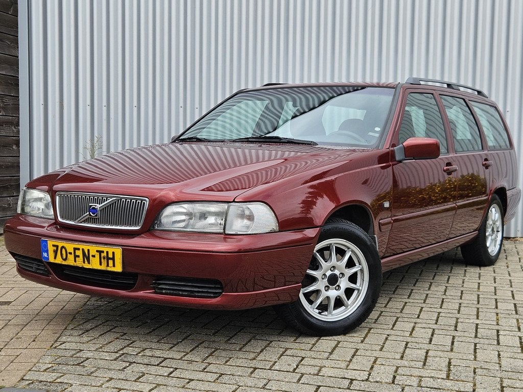 Volvo V70 2.4 Polar /Dealer Onderhouden/Youngtimer/Airco!, Auto's, Oldtimers, Voorwielaandrijving, Stof, Origineel Nederlands