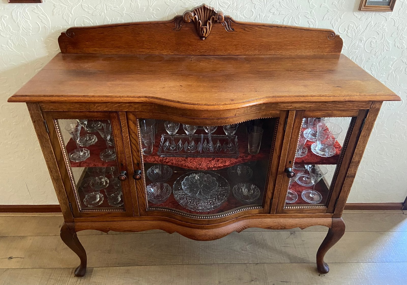 Queen Anne stijl Antiek kastje - met bol glas, Ophalen