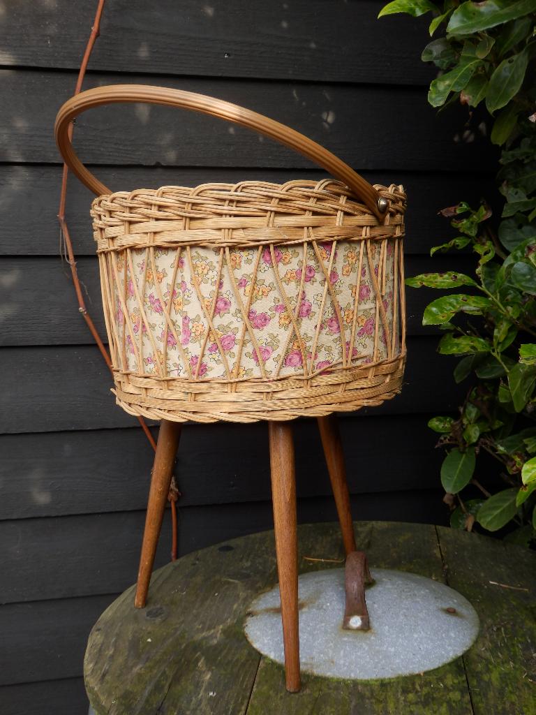 Prachtige vintage rotan naaidoos, Ophalen