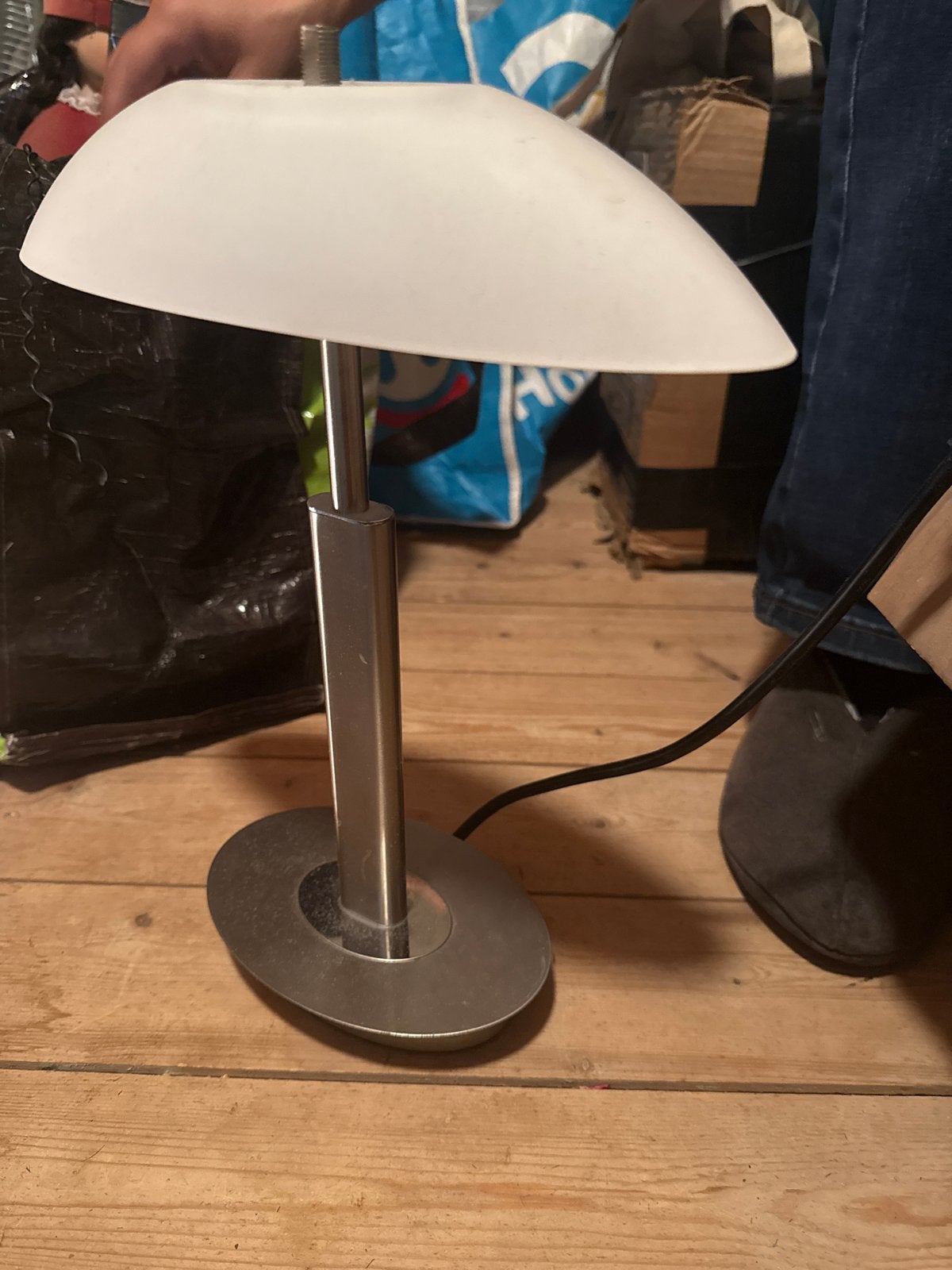 Moderne tafellamp met witte kap en metalen voet, Gebruikt, Wit, Ophalen of Verzenden, Modern