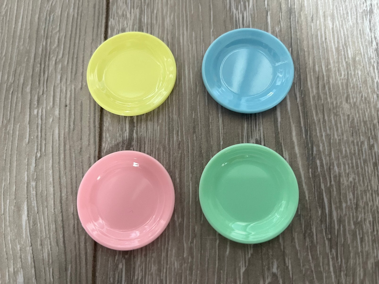 4 kleine dinerborden  poppenhuis incl verzenden, Verzamelen, Ophalen, Poppenhuis
