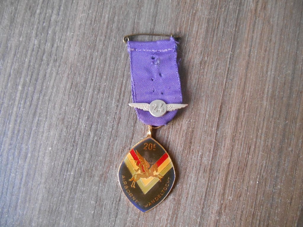 Airborne medaille 20ste met cijfer 24 Oosterbeek, Ophalen of Verzenden, Landmacht, Nederland, Lintje, Medaille of Wings