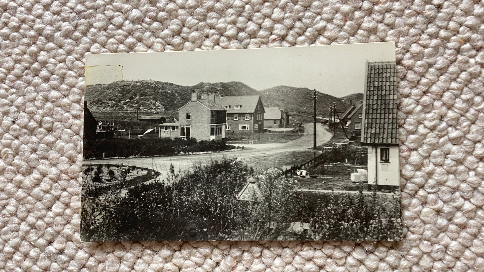 Ansichtkaart Callantsoog Dorpsweg 1955. 987, Ophalen of Verzenden, 1940 tot 1960, Gelopen, Noord-Holland