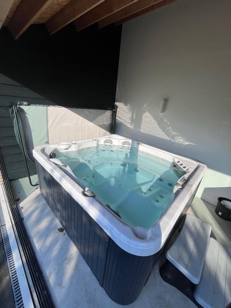 jacuzzi voor 7 personen  met 48 jets / blower en verlichting, Ophalen, Gebruikt, Trap, Vast