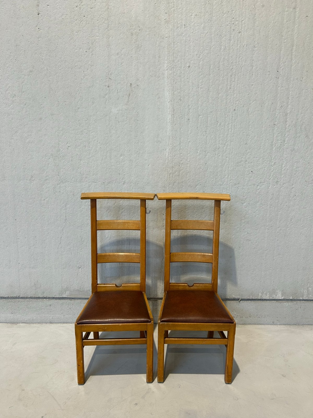 100 Kerkstoelen in zeer goede staat, Bruin, Ophalen of Verzenden, Zo goed als nieuw, Vijf, Zes of meer stoelen