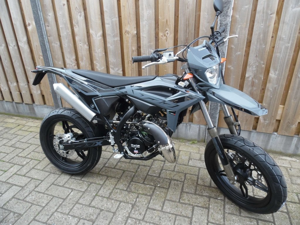 Beta Motard 2026  WIT/ZWART & X GRIJS/ZW & ZWART/ROOD NIEUW, 6 versnellingen, Nieuw, Via plan dell sola 72 50067 rignano sull'arno Italie
