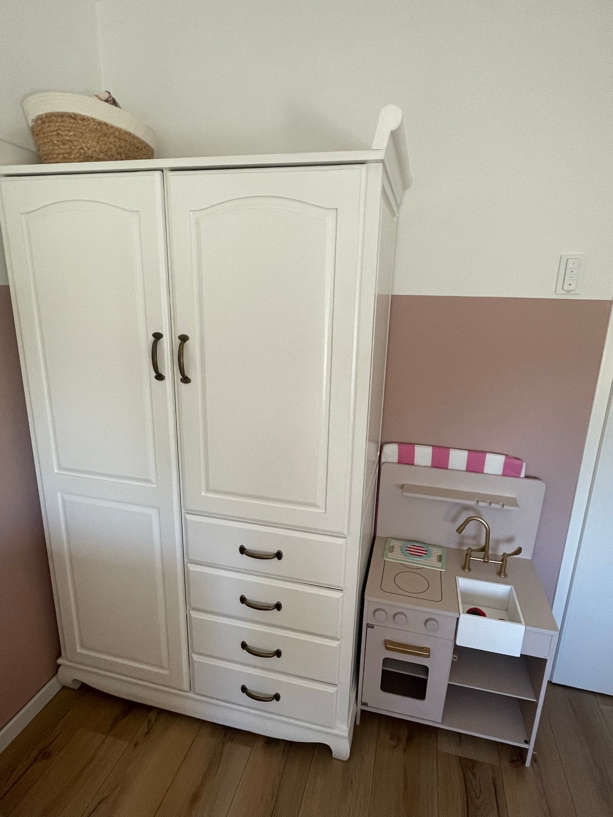 Witte houten kast met messing handvaten, Ophalen, Gebruikt, 50 tot 100 cm, Met lade(s)