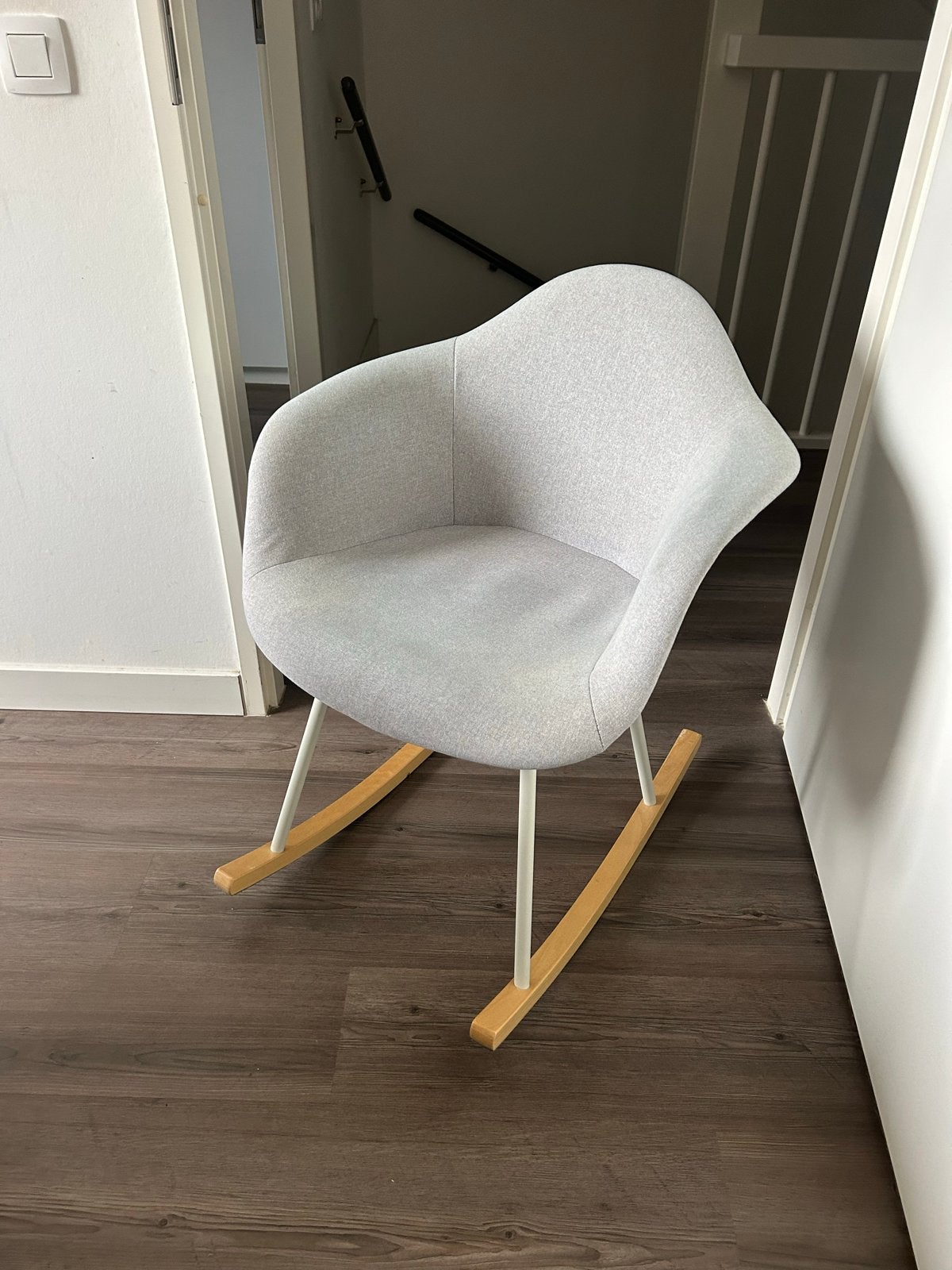 Comfortabele grijze schommelstoel, Ophalen, Zo goed als nieuw, Hout, Eén