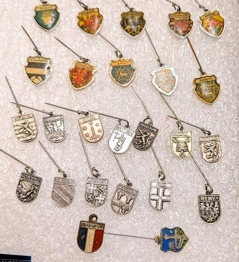 25 hangertjes van dorpen steden binnen en buitenland, Ophalen of Verzenden, Overige onderwerpen, Speldje of Pin