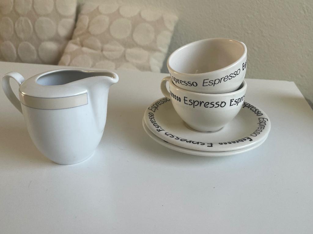 Koffie kop en schotel 2 stuks, Huis en Inrichting, Keuken | Servies, Ophalen, Zo goed als nieuw, Overige stijlen, Kop(pen) en/of Schotel(s)