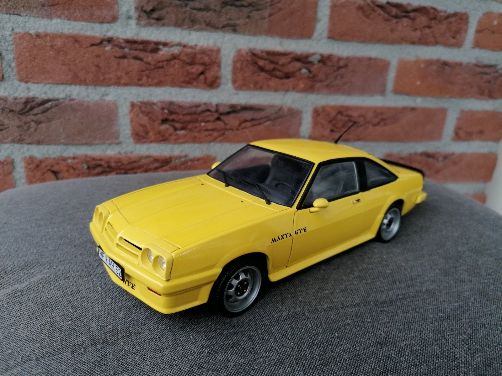 1:18 Opel Manta B GT/E Geel Revell, Ophalen of Verzenden, Zo goed als nieuw, Auto, Revell