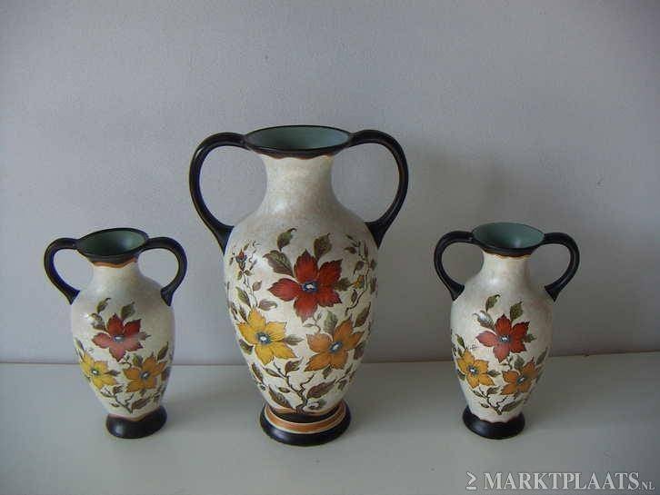 3 x Goedewaagen plateel keramiek vazen jr.1960. Dec. Anita., Huis en Inrichting, Meerkleurig, Ophalen of Verzenden, Zo goed als nieuw