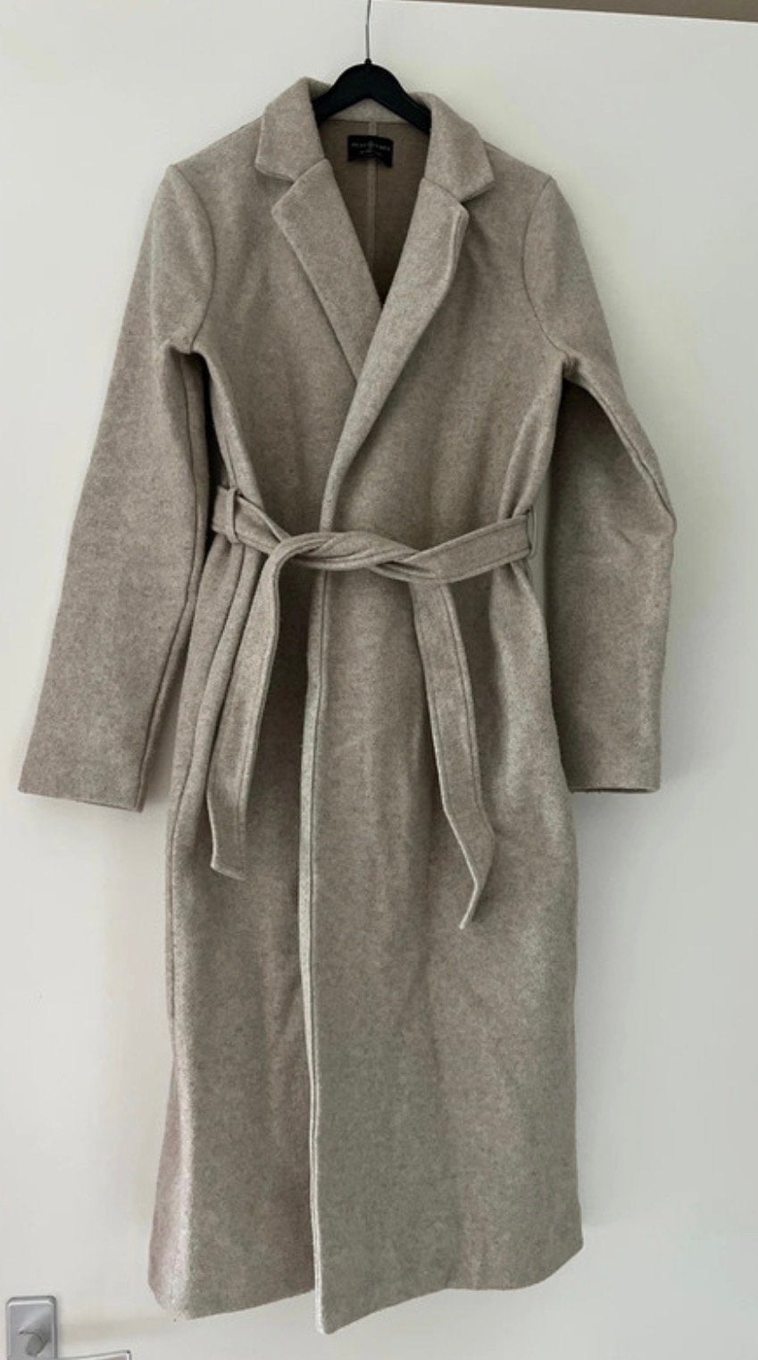 Stijlvolle beige wollen jas met ceintuur, Ophalen of Verzenden, Zo goed als nieuw, Maat 34 (XS) of kleiner, Beige
