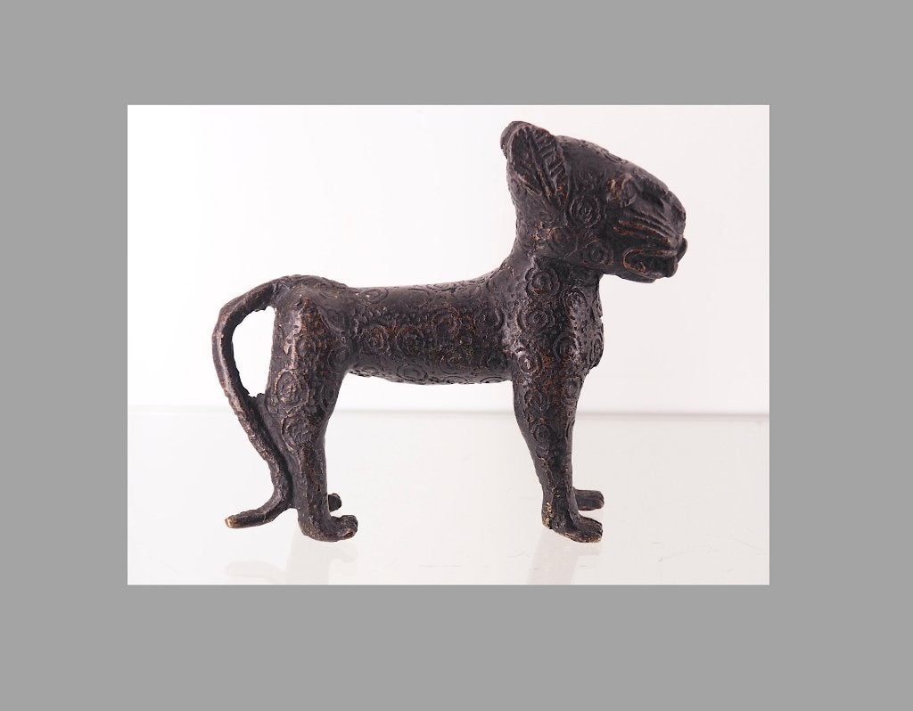 Div obj. 824 gr. Bronzen Benin luipaard, Nigeria (171225-01), Antiek en Kunst, Afrika, Handgemaakt, Ophalen of Verzenden, 14 cm