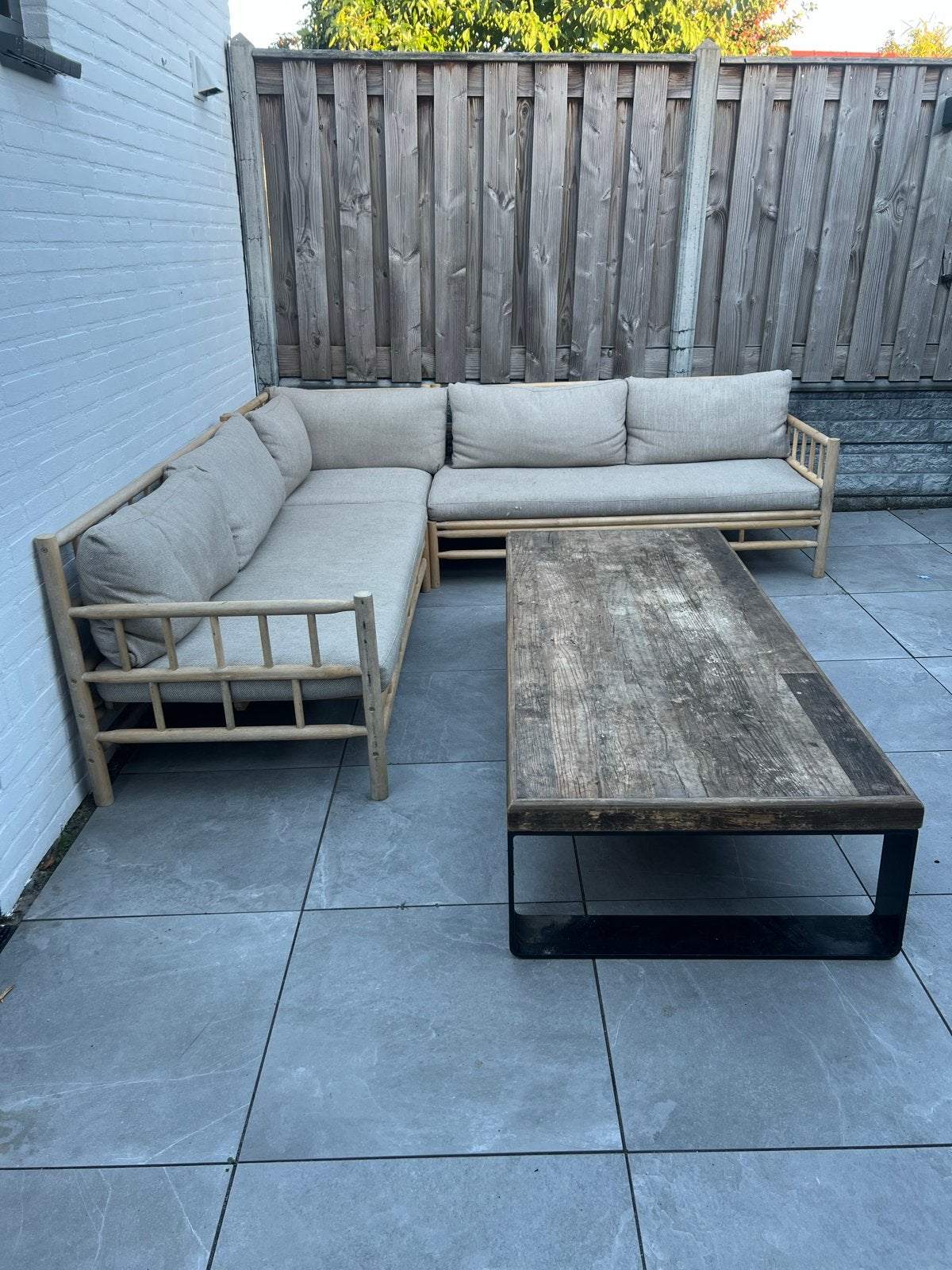 Houten lounge hoekbank + salontafel