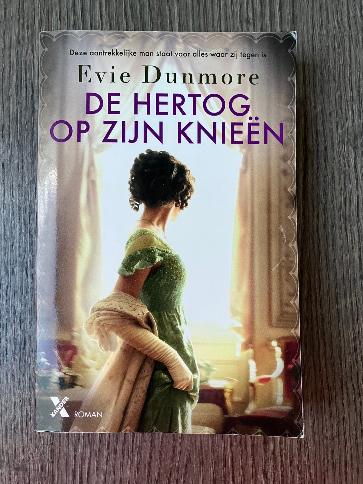 Evie Dunnore - De hertog op zijn knieën, Ophalen of Verzenden, Gelezen