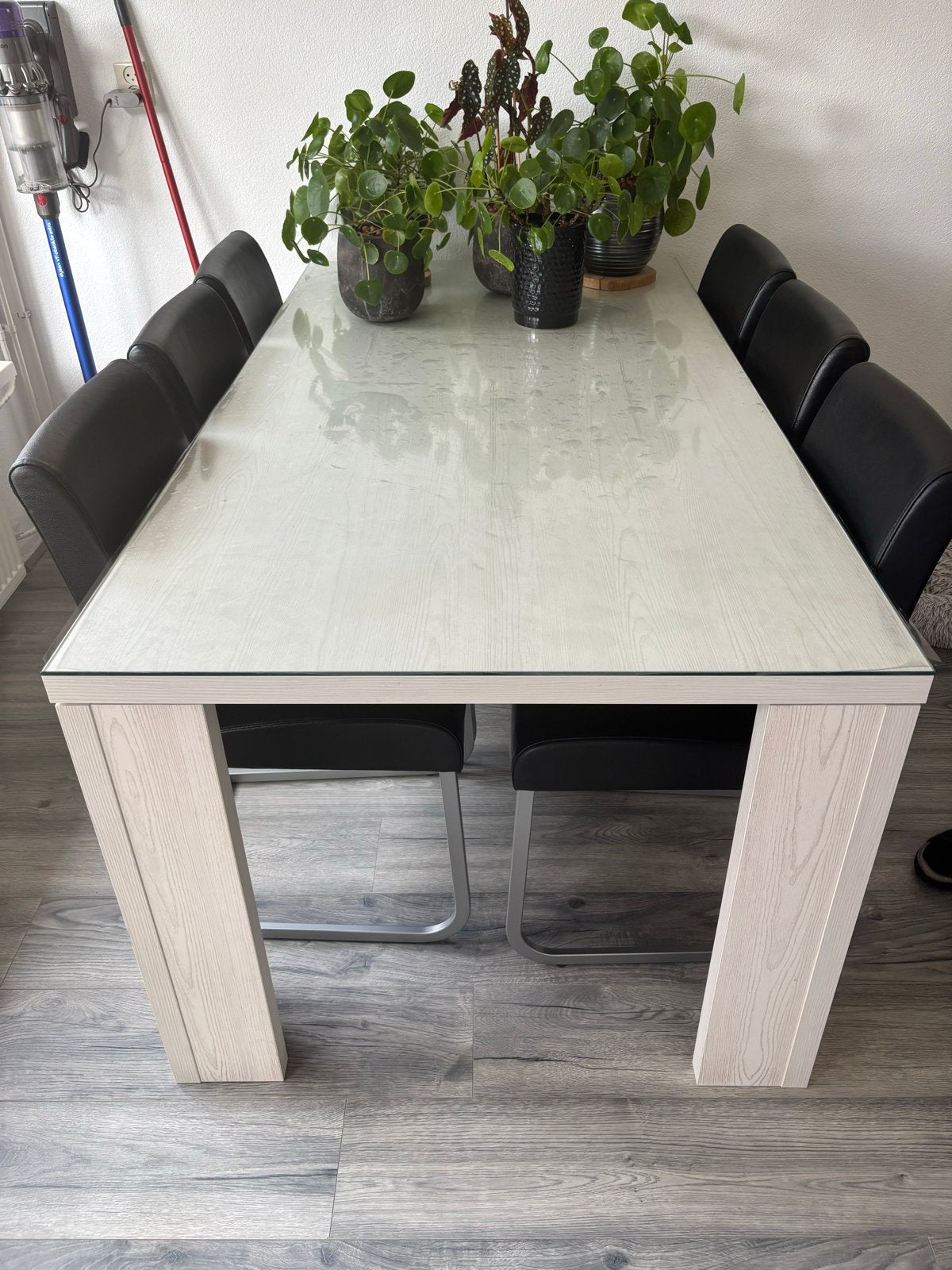 Moderne eettafel met glazen blad en houten poten, Ophalen, Gebruikt, Overige houtsoorten, 50 tot 100 cm