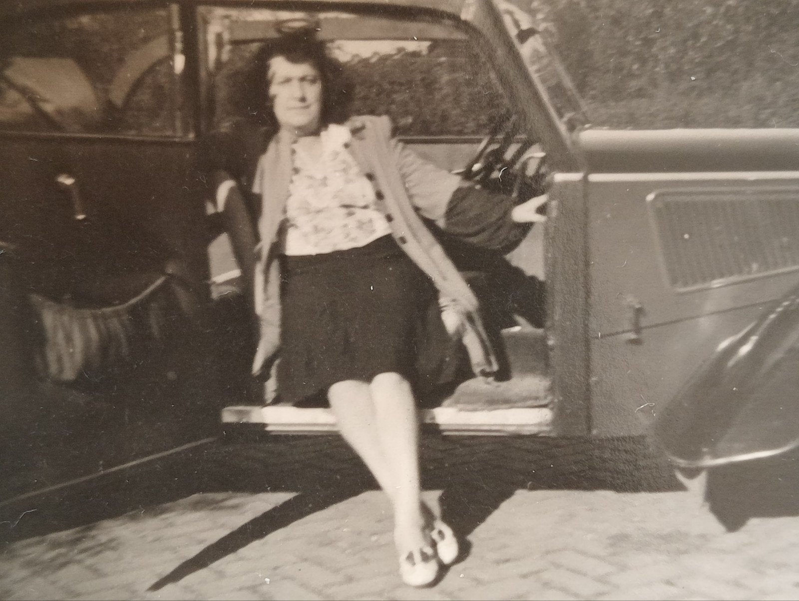 Vintage foto vrouw in een DKW auto jaren 40-50, ca. 6x9 cm, Ophalen of Verzenden, Voor 1940, Gebruikt, Overige onderwerpen